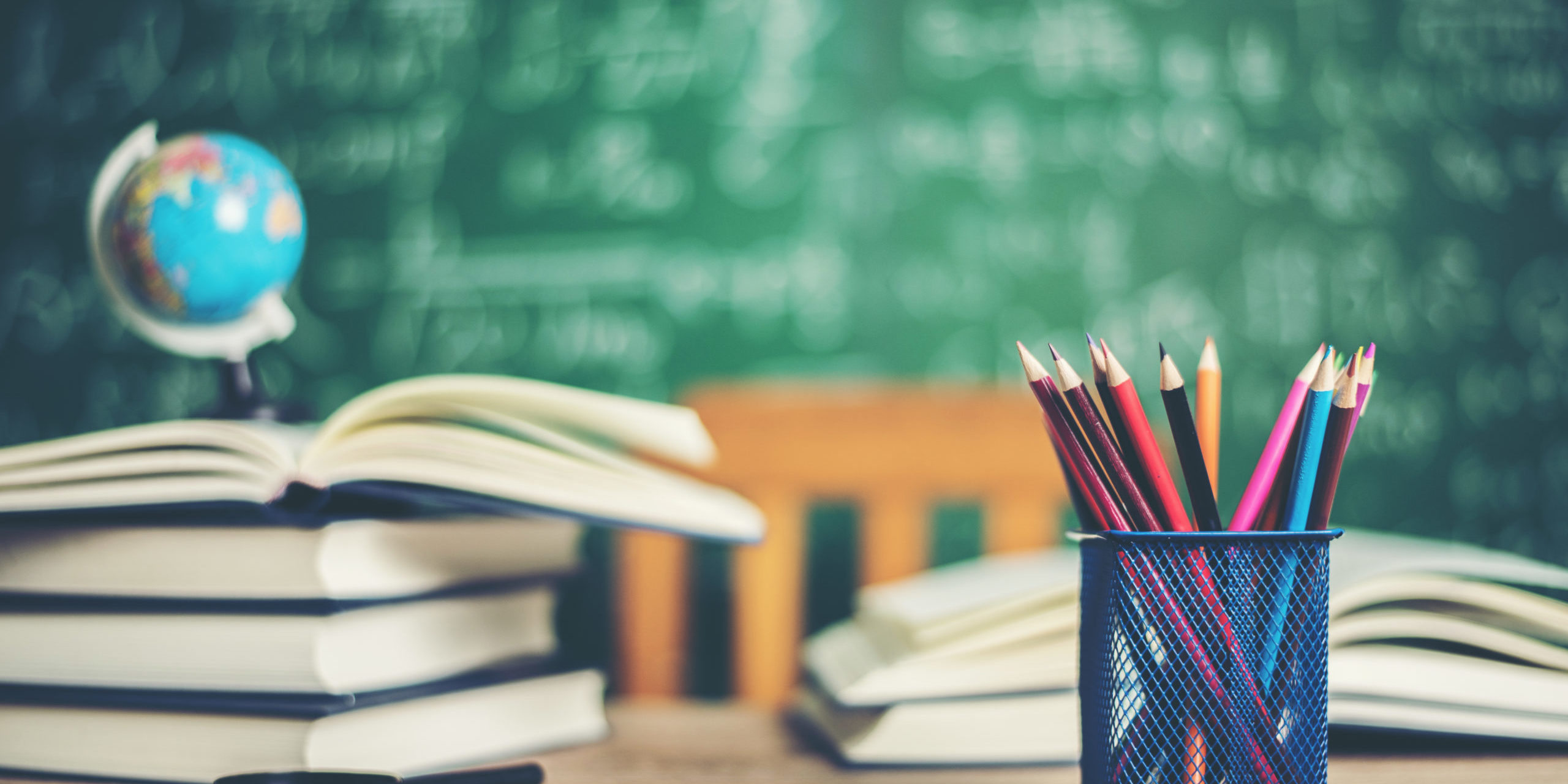 book with green board background treball social dia mundial docència